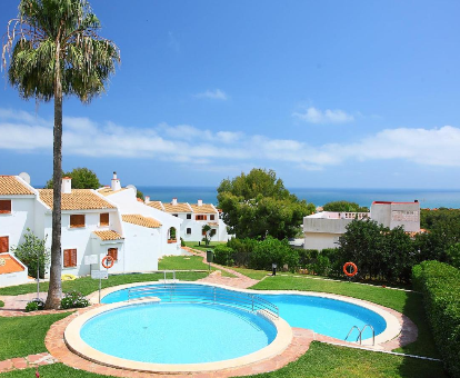 Piscinas dobles de exterior con vista al mar en la casa Holiday Home Las Haciendas en Alcossebre 