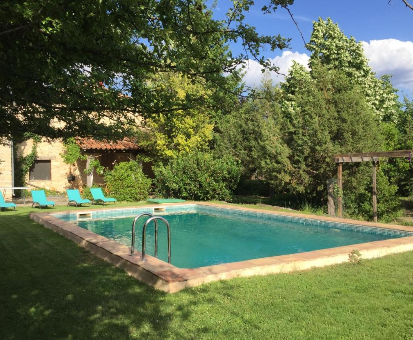 Hermosa piscina rural situada en pleno vergel de la Casa de las Hazas en Poyatos