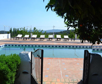 Alargada piscina de exterior de la Casa Las Navezuelas en Cazalla de la Sierra