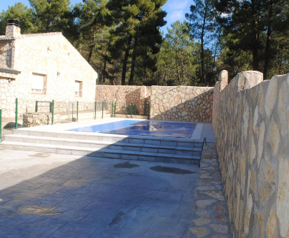 Piscina exterior ubicada en jardín del Chalet Las Praderas en Chillarón de Cuenca