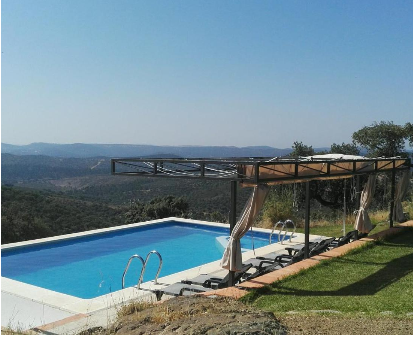 Piscina al intemperie ubicada a pie de montaña Casa Las Tobas en Higuera de la Sierra