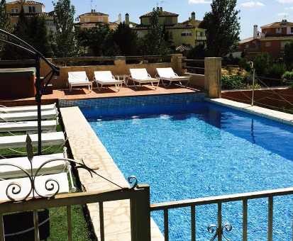 Fabulosa piscina exterior full equipada con vista al pueblo de La Zubia Casa Rural Laurel de la Reina