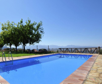 Piscina rectangular exterior con fabuloso paisaje de bosques y montañas. Chalet Lavish Cottage Fuentes de Cesna