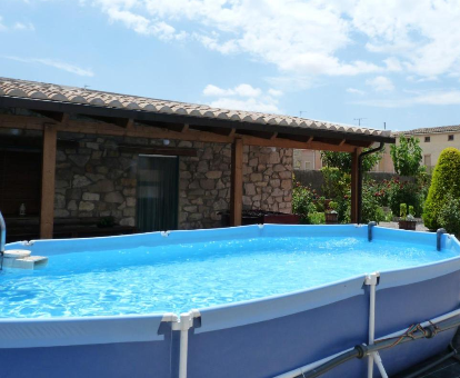Piscina exterior ubicada en la parte trasera de la casa rural Lera de cal roger en Verdú