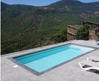 Piscina con vista a las montañas ubicada en el exterior de la casa Les Flors en Gramos