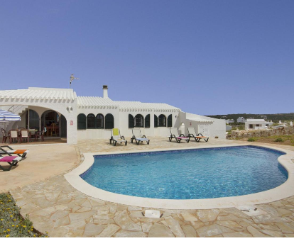 Piscina exterior localizada en la parte posterior de la Villa Lira en Cala Morell