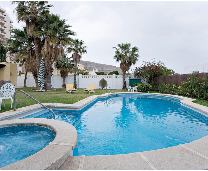 PIscina exterior con jacuzzi de la Villa Los Alamos en Aguadulce