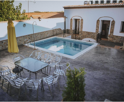 Piscina exterior stuada en la parte posterior de la Casa Rural Los Belloso en Alange