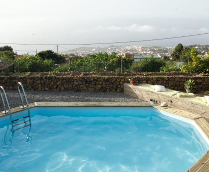 Piscina al aire libre con hermoso paisaje del pueblo y el valle de Icod de los Vinos. Finca Los Ciruelos