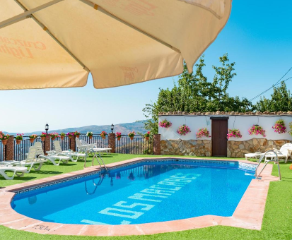 Piscina exterior en terraza con impresionante vista hacia las montañas Casa Rural Los Macabes en Alpujarra De La Sierra