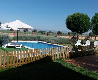 Piscina al aire libre que cuenta con una impresionante vista hacia el Campo de Arenas de San Juan en Los Mentideros