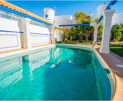 Piscina exterior localizada muy cerca del jardín Casa Los Molinos Suites en Almería