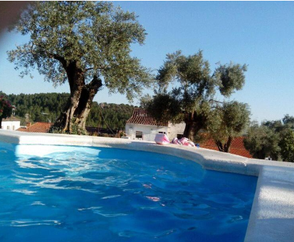 Piscina al aire libre con vista a la hermosa naturaleza de La Corte. Casas Rurales Los Montes