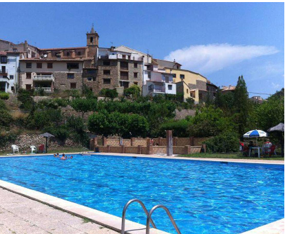 Piscina al aire libre olímpica perteneciente a La Casa de Los Moyas en Olba