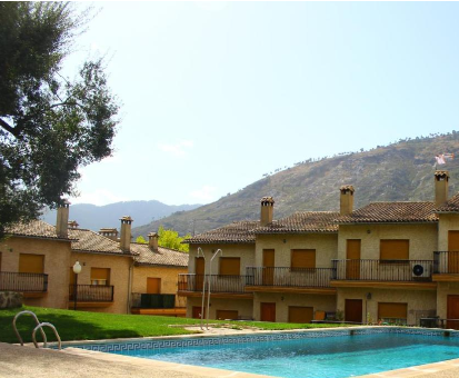 Piscina al intemperie con vista a las montañas Casa Rural Los Robles en Arroyo Frio