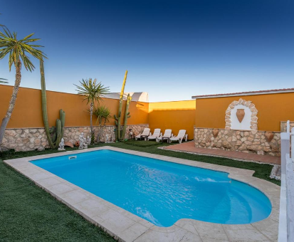 Piscina al aire libre de la Casa Ludima en Fuentes de Andalucía