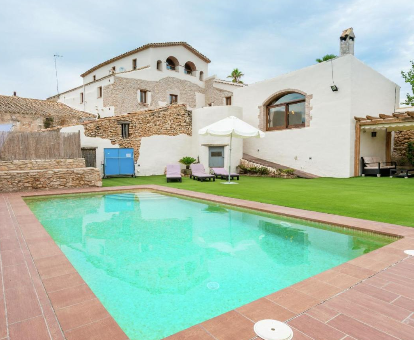 Piscina amplia ubicada en el exterior de la Mansion Luxurious en Bisbal del Penedès