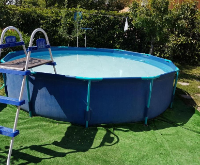 Piscina exterior armable localizada en el vergel de la casa Maitemare en traspinedo