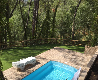 Piscina al aire libre rodeada de un hermoso bosque. Casa rural Santa Maria de la Sierra en Arroyo Frio