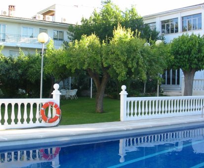 Piscina al aire libre situada en las adyacencias del jardín de la casa rural Mariblanca en Sacedòn