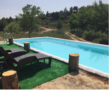 Piscina exterior con vista a las tundras en Mas de Leòn Cortes de Arenoso  