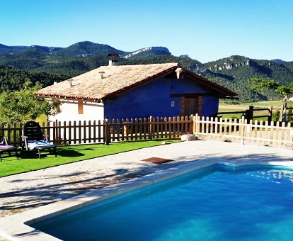 Fabulosa piscina al aire libre con majestuosa vista hacia las montañas de Peñarroya de Tastavins Casa Mas de Salvador