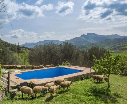 Piscina exterior situada en la colina de la Casa Rural Mas Garganta La pinya