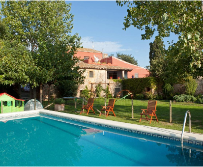 Fabulosa piscina a la interperie ubicada en pleno jardín de la casa rural Turisme Rural Mas Masaller en Cruilles 