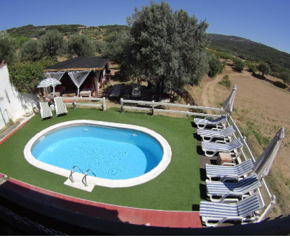 Piscina exterior ovalada con vista al llano de la Casa Maza Asque