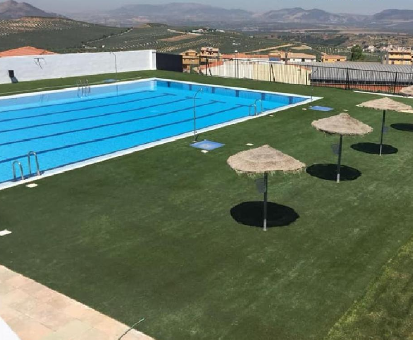 Piscina al aire libre olímpica de las Casas Rurales Medina en Güevéjar