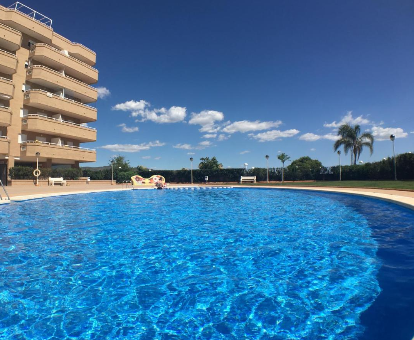 Piscina al aire libre ovalada con área para niños y adultos de los Apartamentos Be Suites Mediterráneo en Oropesa del Mar