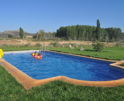 Piscina al aire libre localizada en el jardín de la Casa Rural Mentesan en Villanueva de la Fuente