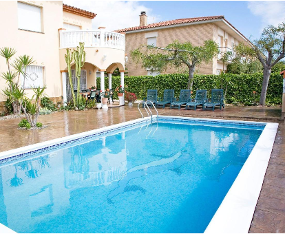 Piscina exterior cerca del jardin de la casa Holiday Home Mestral en Alcanar