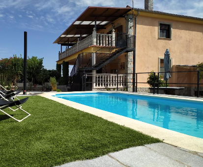 Piscina exterior rectangular situada cerca del jardín de la Casa Rural Mi Descanso en Valdefuentes de Sangusín