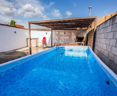 Piscina exterior ubicada en el patio de la Casa Rural Mis Abuelos en Galápagos