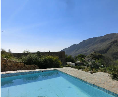 Piscina exterior con hermosa vista hacia las montañas Finca Molino Los Arcos en Huebro