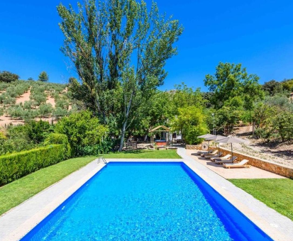 Amplia piscina exterior localizada en el jardín de la Casa El Molino de las Palomas en Carcabuey