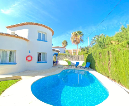 Hermosa piscina ovalada de exterior situada en Villas Molins Denia