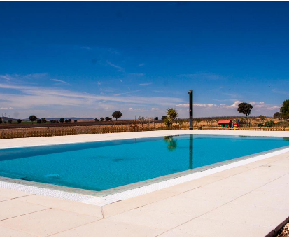 Piscina al intemperie con hermosa vista hacia los llanos de Corral de Almaguer. Casa rural Monte Higueras