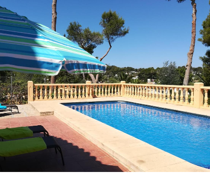 Piscina al aire libre con hermosa vista al pueblo en las Villas Monte Verde Jàvea