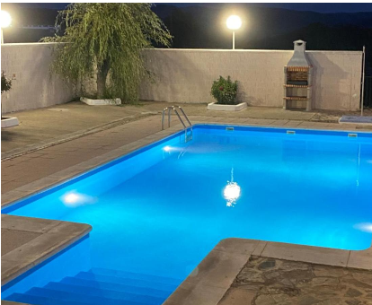 Piscina exterior ubicada en la terraza de la Casa Rural Montes de Trigo en Jerez de los Caballeros