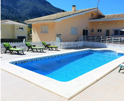 Piscina al aire libre con vista a las montañas de la Villa Montesol en La Drova