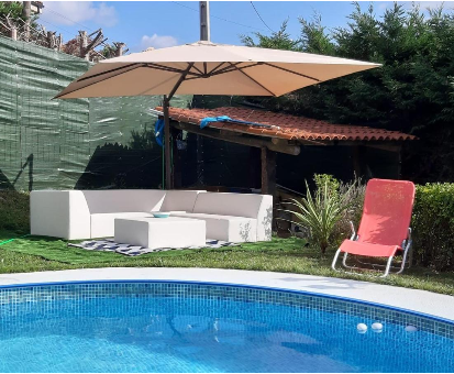 Piscina al aire libre ovalada cerca del jardín del Chalet O Bótanico en Ourense