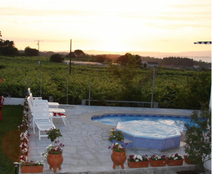 Piscina exterior con jacuzzi y hermosa vista al llano de Cambados Casa O Lar da Avoa 