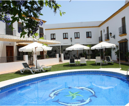 Piscina al aire libre circular de la casa Hotel Marques en Aznalcázar