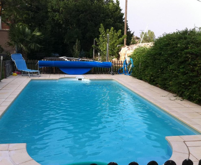 Piscina al aire libre ubicada cerca del jardín de la Casa Antiguo Palacio De Atienza en Atienza