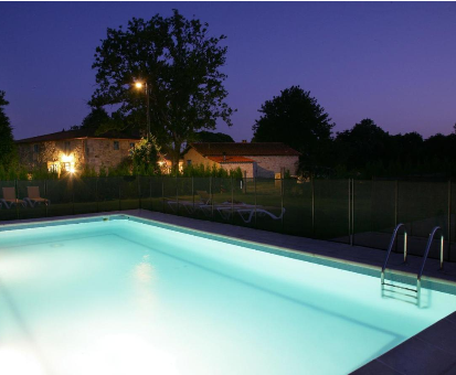 Piscina exterior rectangular con hermoso paisaje natural Casa A Parada Das Bestas en Pidre