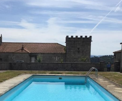 Pïscina al aire libre ubicada en la terraza de la Casa Pazo de San Pedro Bembibre en Toboada