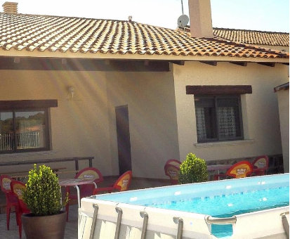 Piscina exterior armable localizada en el patio trasero de Las Casas de Pecheye en Bocigas