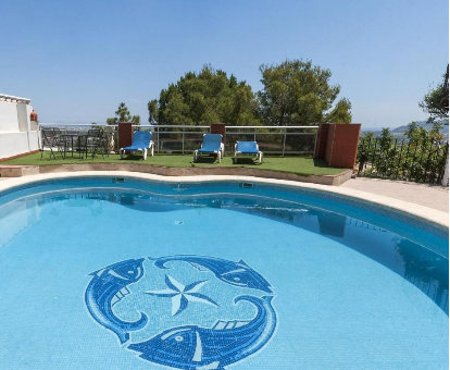 Piscina al aire libre con hermoso paisaje de la Villa Pedraviva en Ador